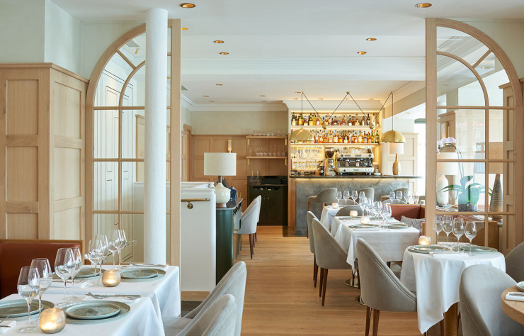 En face des Invalides, le restaurant Thiou invite à la dégustation d’une cuisine thaï réputée. La simplicité du décor est en accord avec la maîtrise du dosage des épices de la chef, encensée par le Tout-Paris.