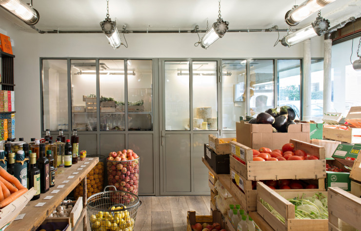 Décor sobre pour les nouvelles adresses de la chaîne Rose Bakery déjà bien implantée à Paris. Entre la rue des Martyrs et la rue de Navarin, il est possible de se sustenter, d’emporter des mets préparés (au Rose Bakery Takeout) ou, désormais, d’acheter des produits frais et bio, bruts ou raffi nés, à l’épicerie (à la Rose Bakery Shop).