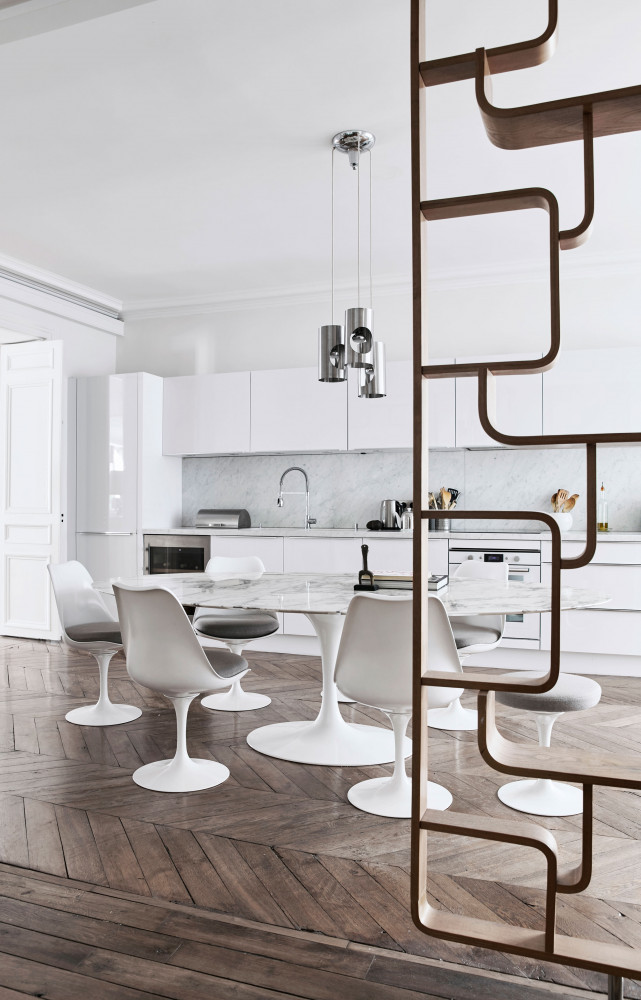 La grande cuisine ouverte est située dans l’un des anciens salons de l’appartement. Un subtil mélange de...
