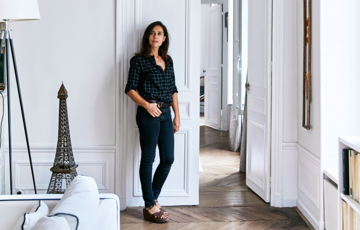 Marie De Andreis dans le salon familial qui donne sur la cuisine-salle à manger.