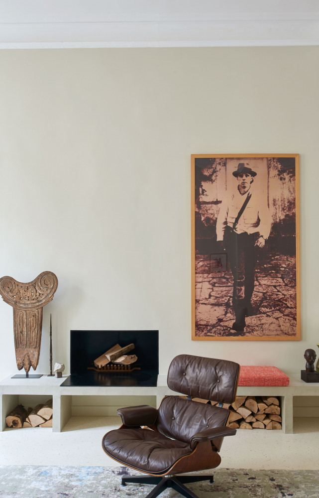 Le coin cheminée, décoré avec un portrait du plasticien allemand Joseph Beuys, une proue de pirogue océanienne...