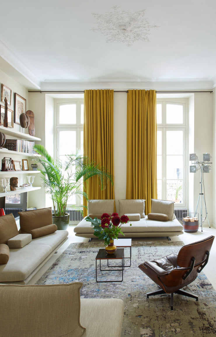 Dans le salon, les canapés modulables « Prado », de Christian Werner (Cinna), invitent à la convivialité. Tapis Toulemonde Bochart. Rideaux Bisson Bruneel.