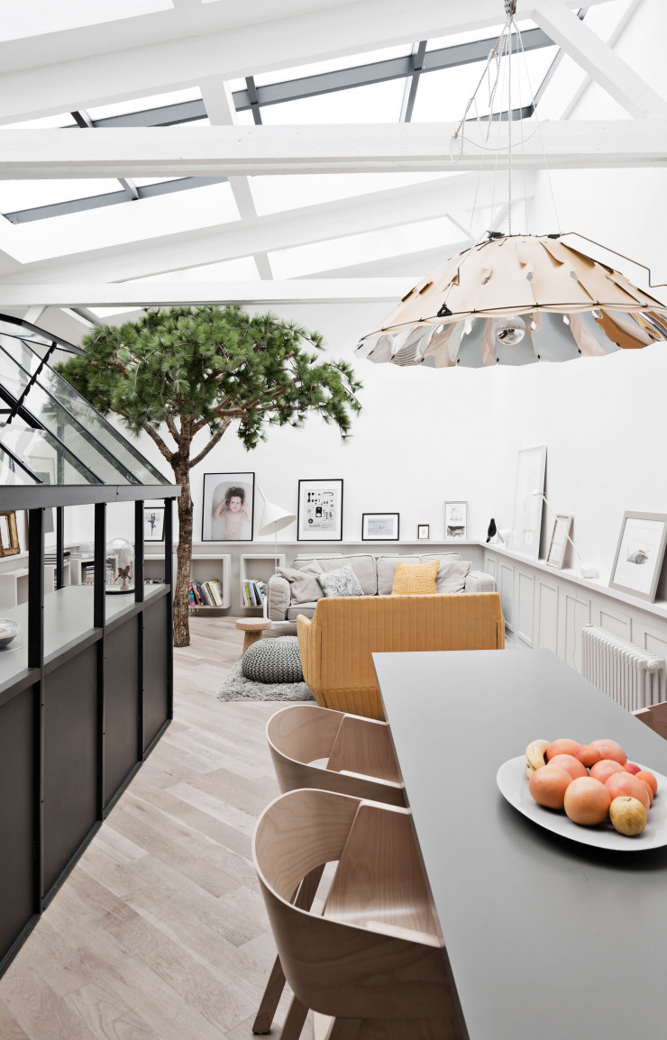 L’ancien appartement ne mesurait que 50 m2. Cette nouvelle surface de 103 m2, à laquelle s’ajoute un sous-sol de 35 m2, leur offre de nouvelles possibilités, à la fois pour leur famille (ils ont trois enfants) et dans le cadre de leurs activités professionnelles.