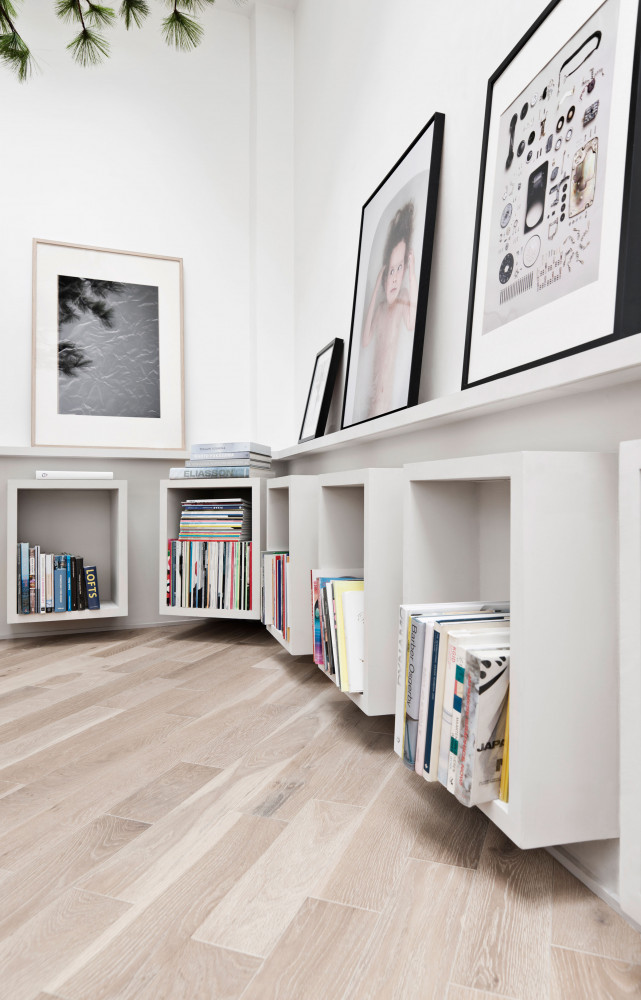 Présent sur toute la surface, le plancher en chêne est disposé en biais afin de contrebalancer les...