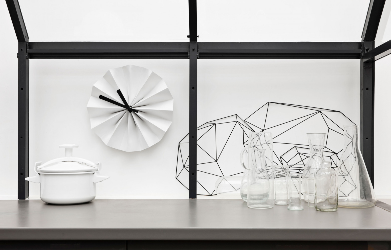 Accessoires de cuisine et objets déco ont été soigneusement choisis pour s'inscrire dans la cuisine en noir...