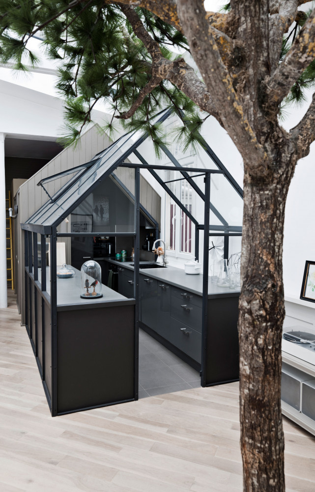 Au fond, la colonne porteuse pourrait s’apparenter au lampadaire d’une rue intérieure bordée de petites maisons.