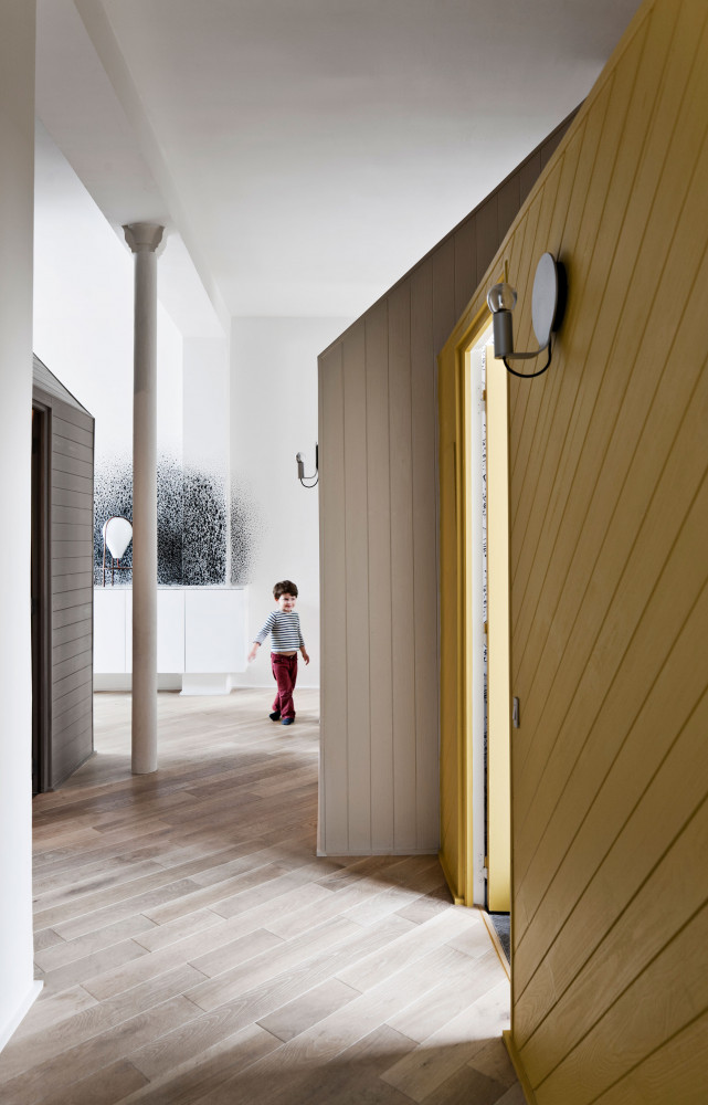 Au fond, œuvre murale peinte à même le mur par Alix Waline et lampe « Olab »...