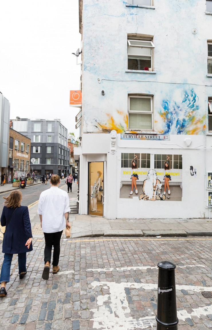 Dans l’est de Londres, Shoreditch, le quartier branché encore underground à la fin des nineties, s’embourgeoise à son tour. Résultat, les artistes qui l’habitaient migrent à leur tour toujours plus vers l’est.