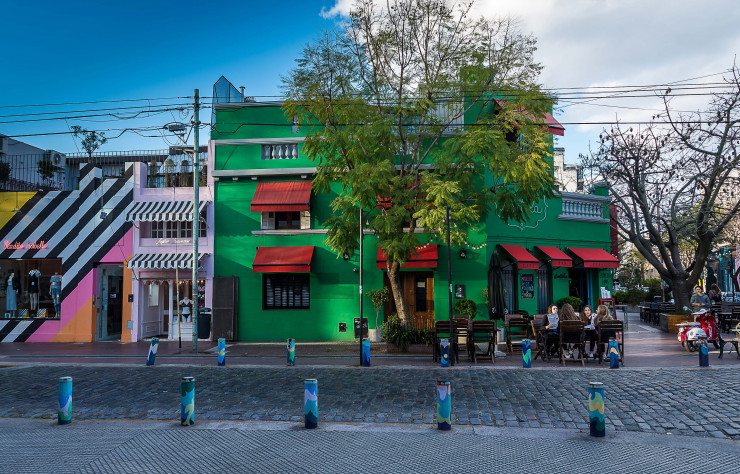 Une myriade de cafés, de restaurants, de terrasses, de boutiques et d’ateliers : un parfum d’Europa latina flotte sur Palermo Soho.