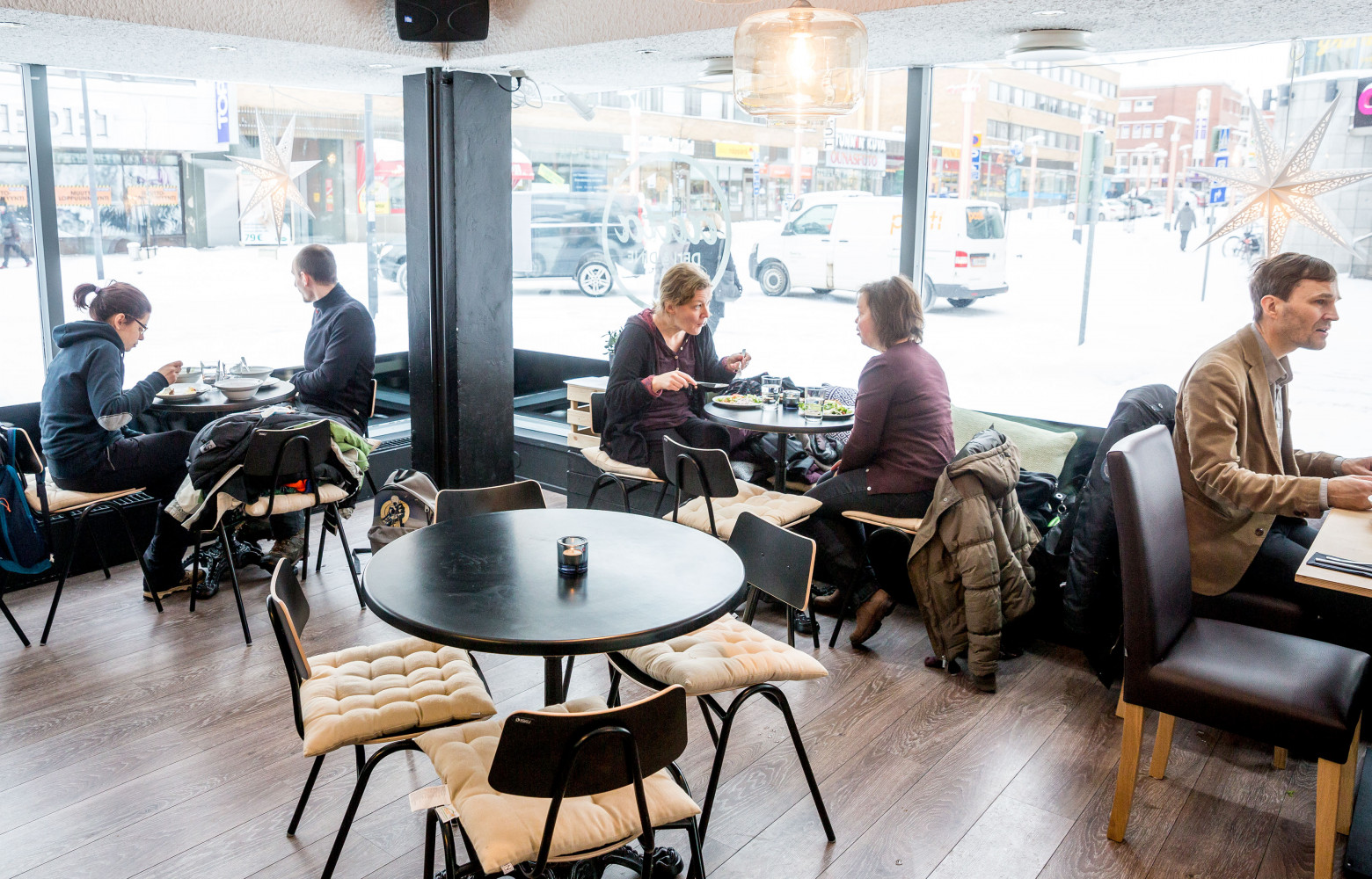 Design chaleureux chez Aitta Deli & Dine.