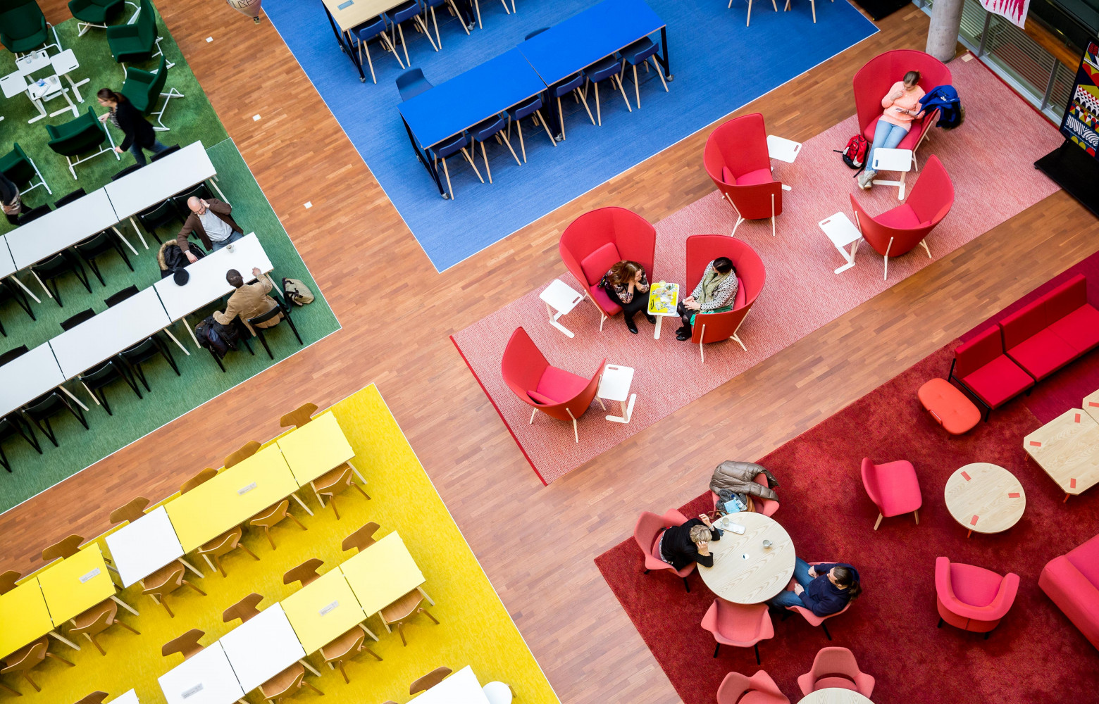 À la faculté d’art et de design, l’atrium se partage selon un code couleur très visible entre...