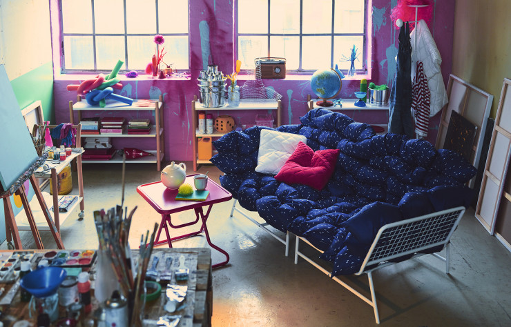 Des sangles élastiques se rattachent aux structures métalliques des fauteuils d’angle, accolés ici pour former un canapé, afin de déplacer aisément chaque coussin et créer une infinité de compositions.