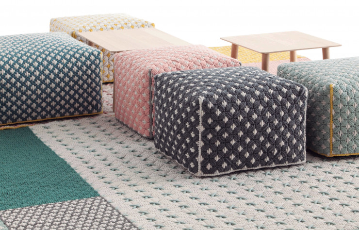 Les tables reprennent les proportions des poufs pour s’intégrer à toutes les configurations.