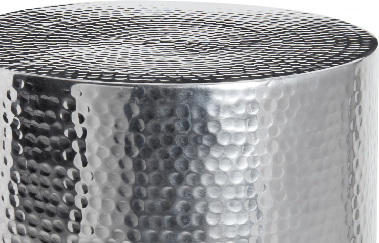 Martelés à la main, tous les exemplaires du tabouret et de la table basse « Jaidala » sont uniques.