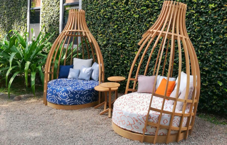 Les fauteuils de Deesawat dans le patio de l’hôtel Rachamankha.