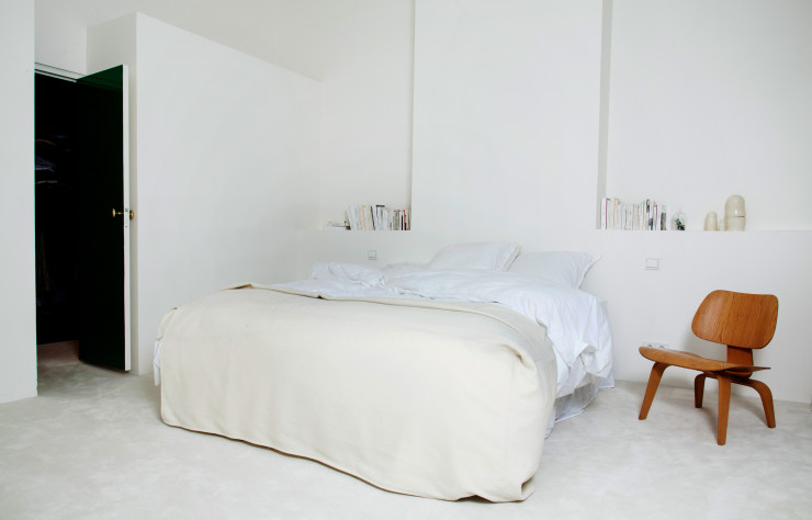 Dans le quartier Saint-Georges (IXe), près de Montmartre, un appartement revu par Gesa Hansen dans un style scandinave contemporain.