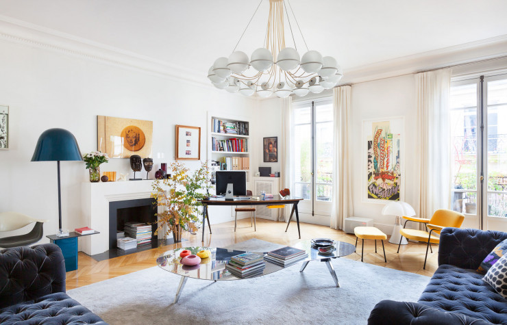 Dans l’appartement haussmannien de Sandra Benhamou, la suspension « 2109 » de Gino Sarfatti domine le séjour.