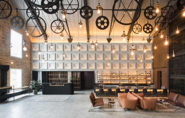 Dans le lobby, le mur de brique originel a été sauvegardé par les architectes.