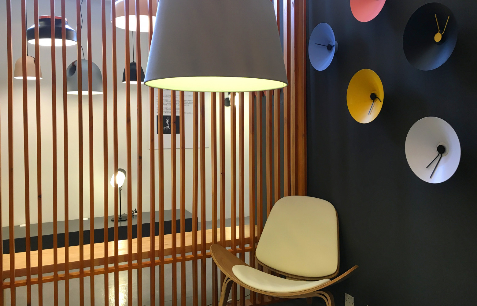 Le stand de Mumoon, un éditeur chinois de luminaires et objets de décoration haut de gamme, qui...