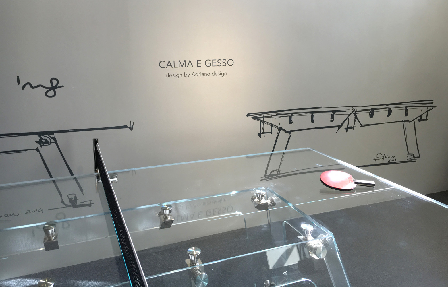 La table de ping-pong en cristal Lungolinea signée Adriano Design (Impatia) élève le ping-pong au rang d'activité...