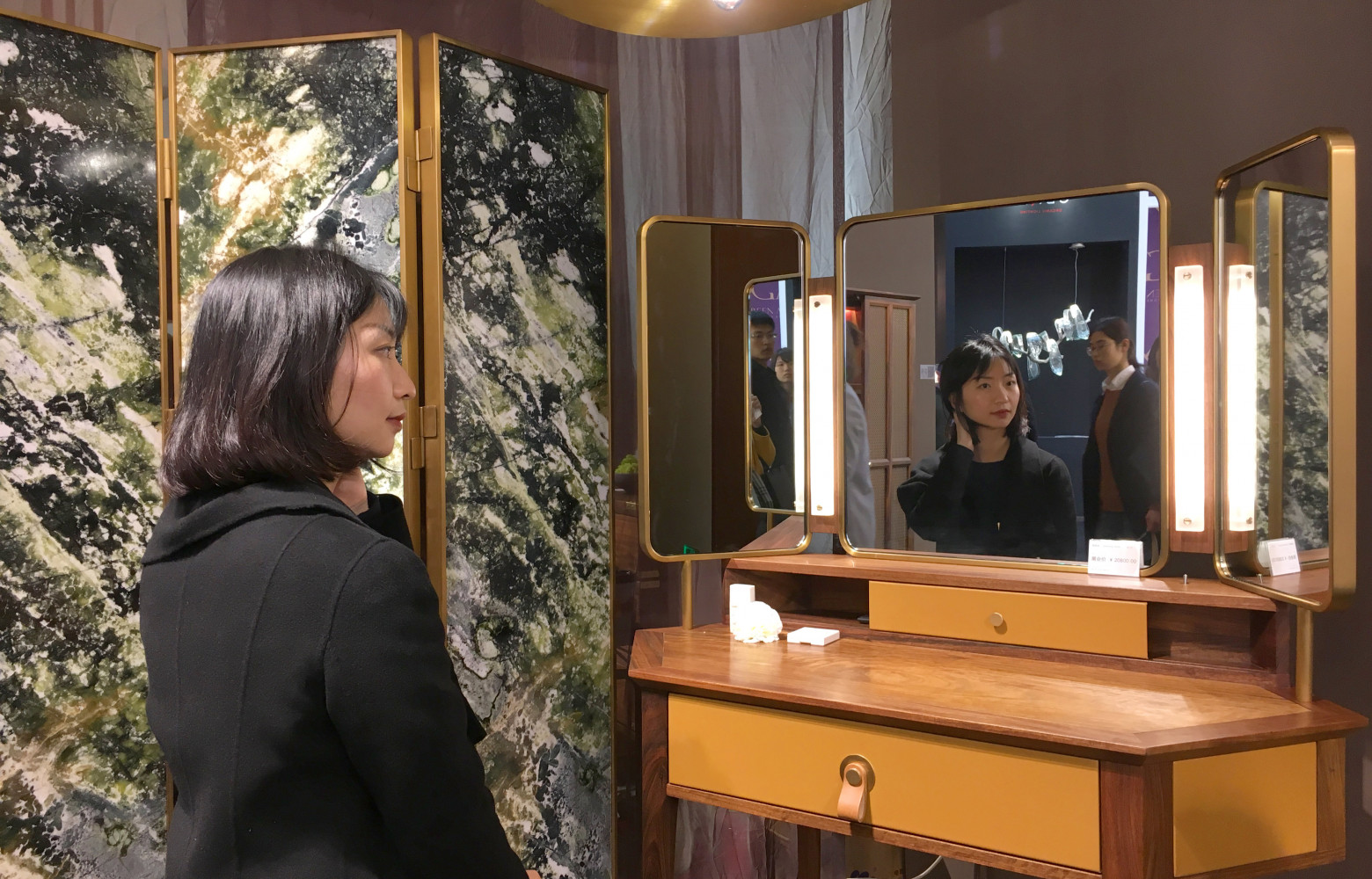 Les Cantonais de Suyab présentaient leur mobilier qui conjugue modernisme épuré et artisanat chinois.