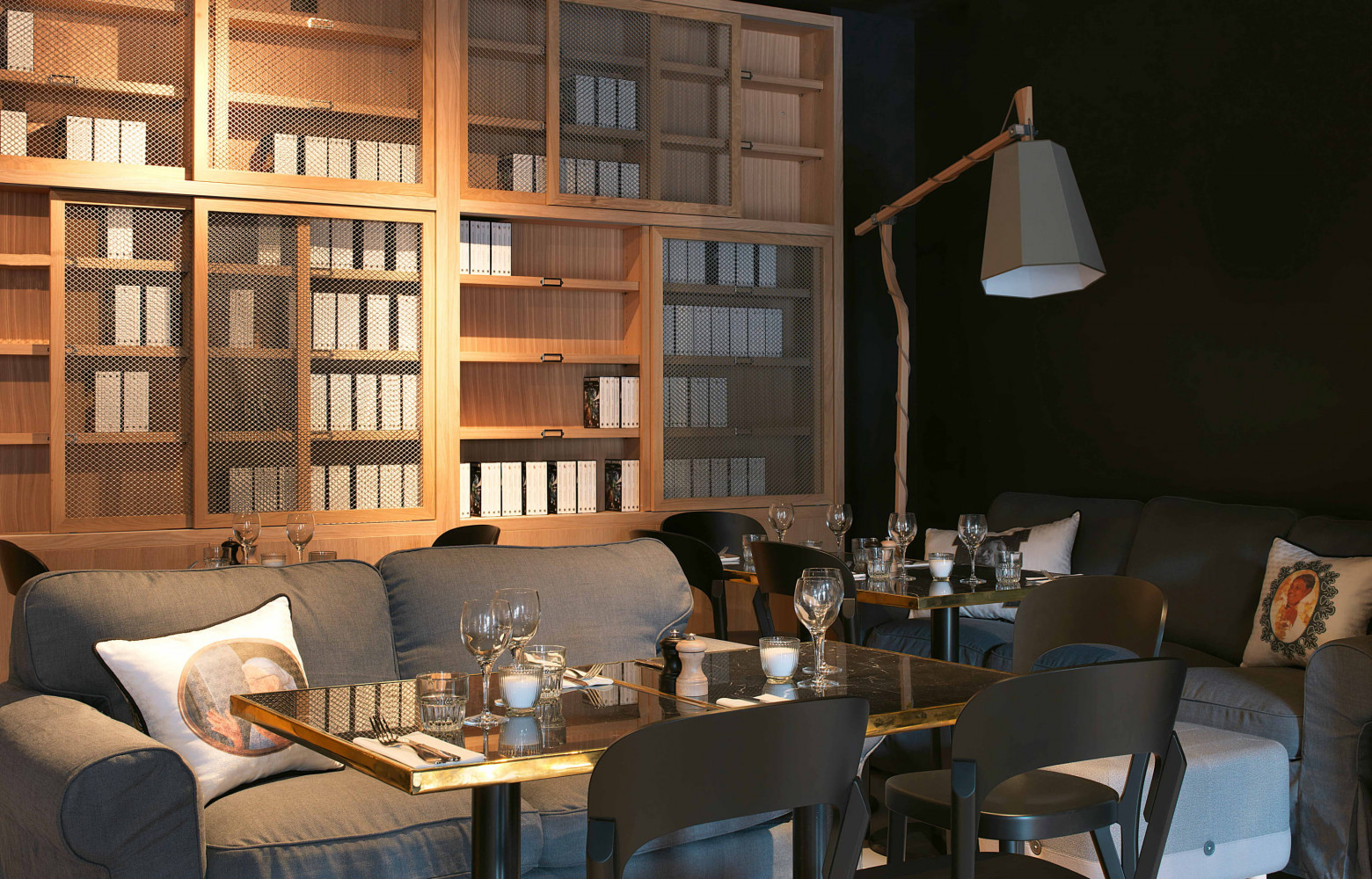 Au rez-de-chaussée, un espace est dédié à la relaxation et à la lecture grâce à la vaste...