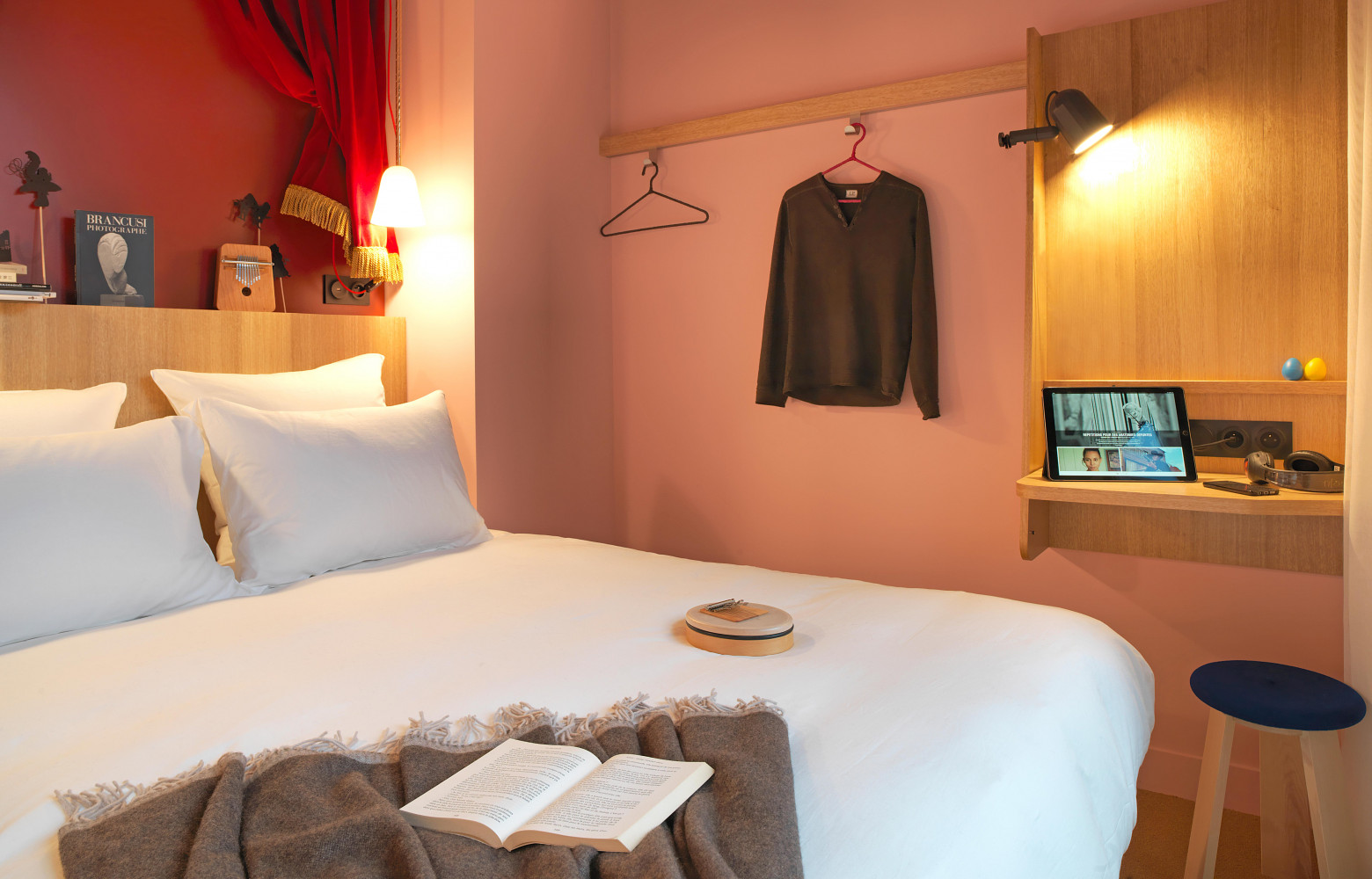 Un rail au mur permet de suspendre les affaires du jour.