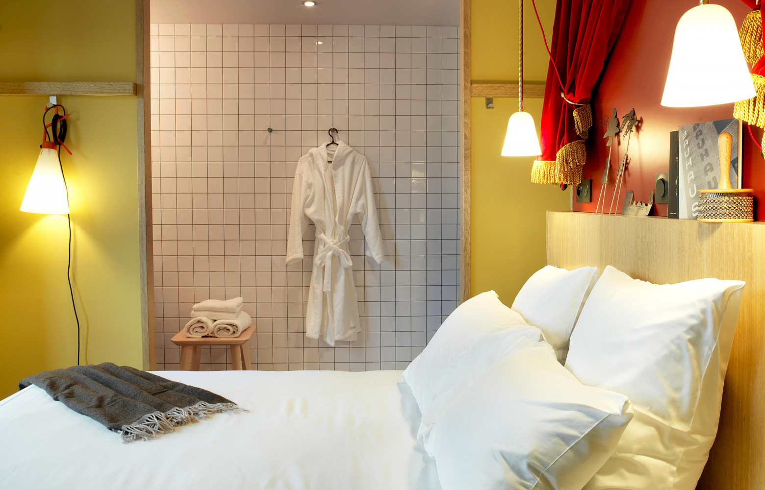 Les chambres de dimension modeste disposent néanmoins de tout le confort nécessaire. Des baladeuses Mayday de Konstantin...