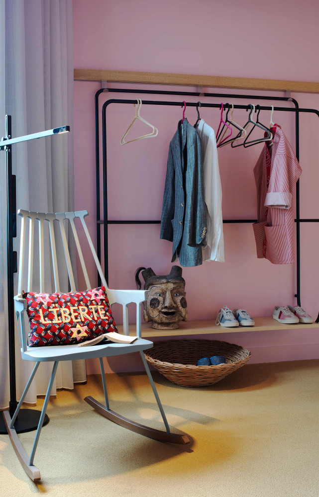 Pas de fausse note dans la décoration pensée par Kristian Gavoille. Rocking-Chair Comback de Patricia Urquiola (Kartell).