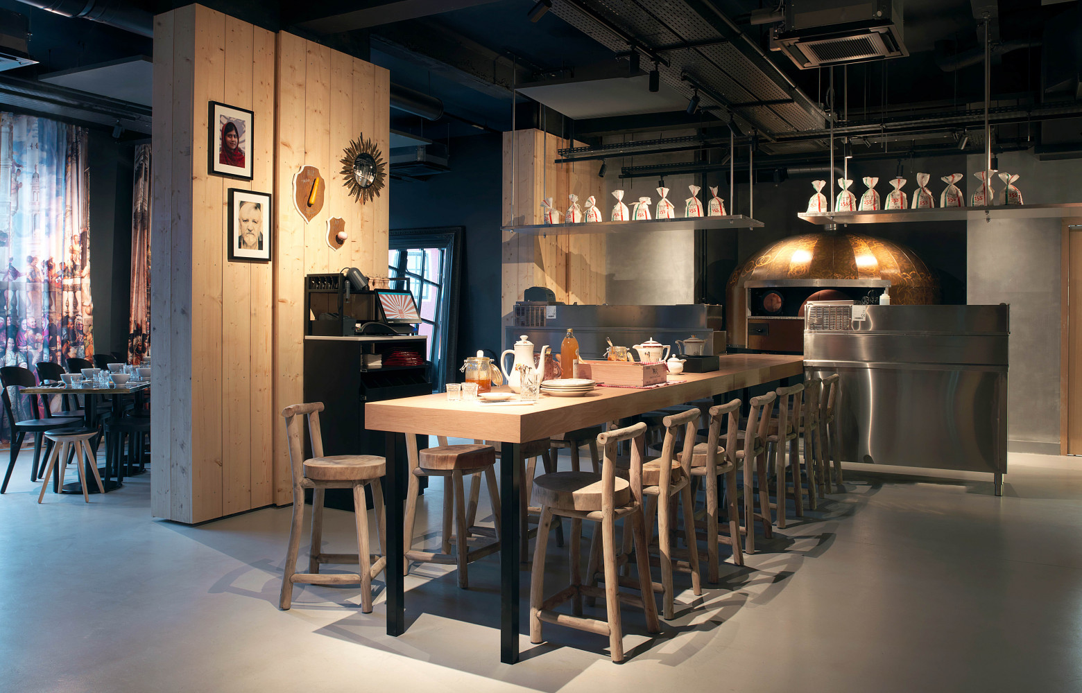 Au rez-de-chaussée, le MOB a installé une pizzeria, chaleureuse et ouverte à tous, avec son authentique four...