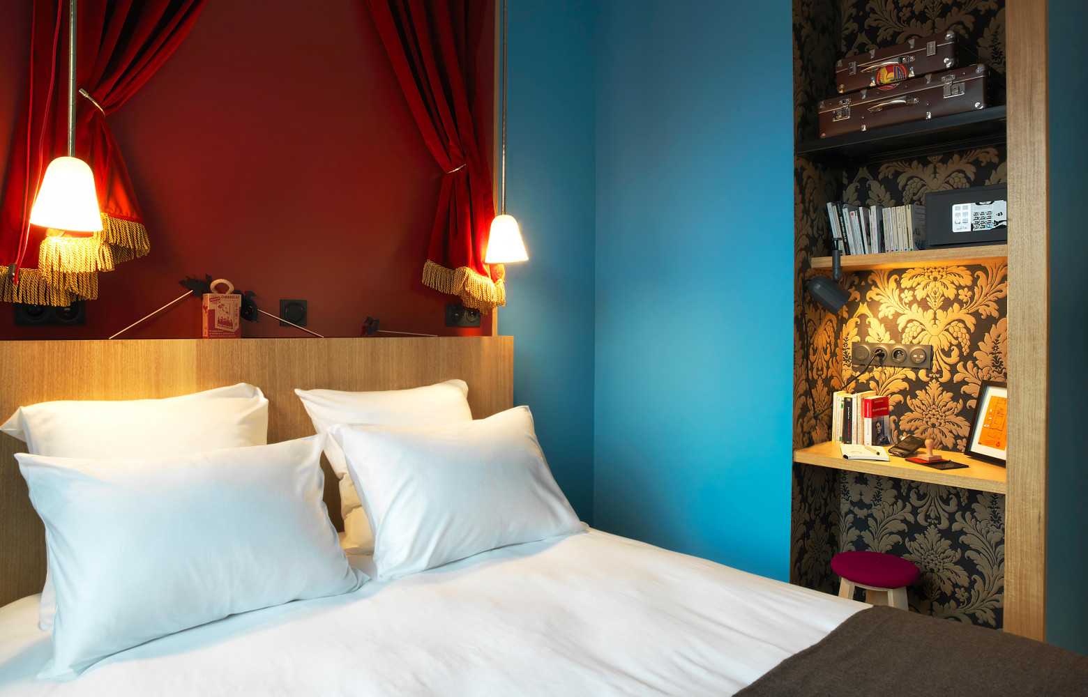 La décoration évite le total look et brasse en toute harmonie références aux arts décoratifs français (les...