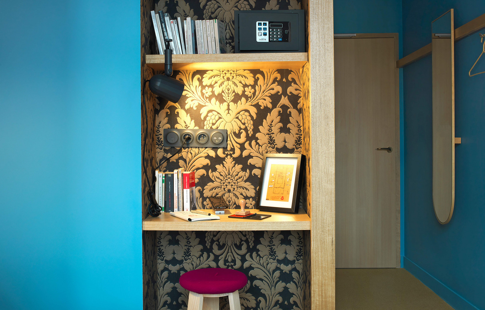 Chaque chambre dispose d'un petit bureau indépendant pour travailler en toute quiétude hors de son lit.