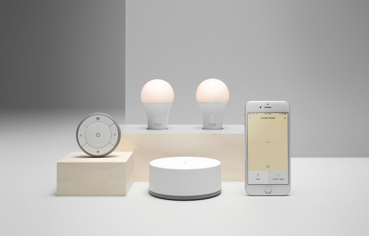 De gauche à droite, l’interrupteur sans fil, le « pont », deux ampoules et l’application développée par IKEA.