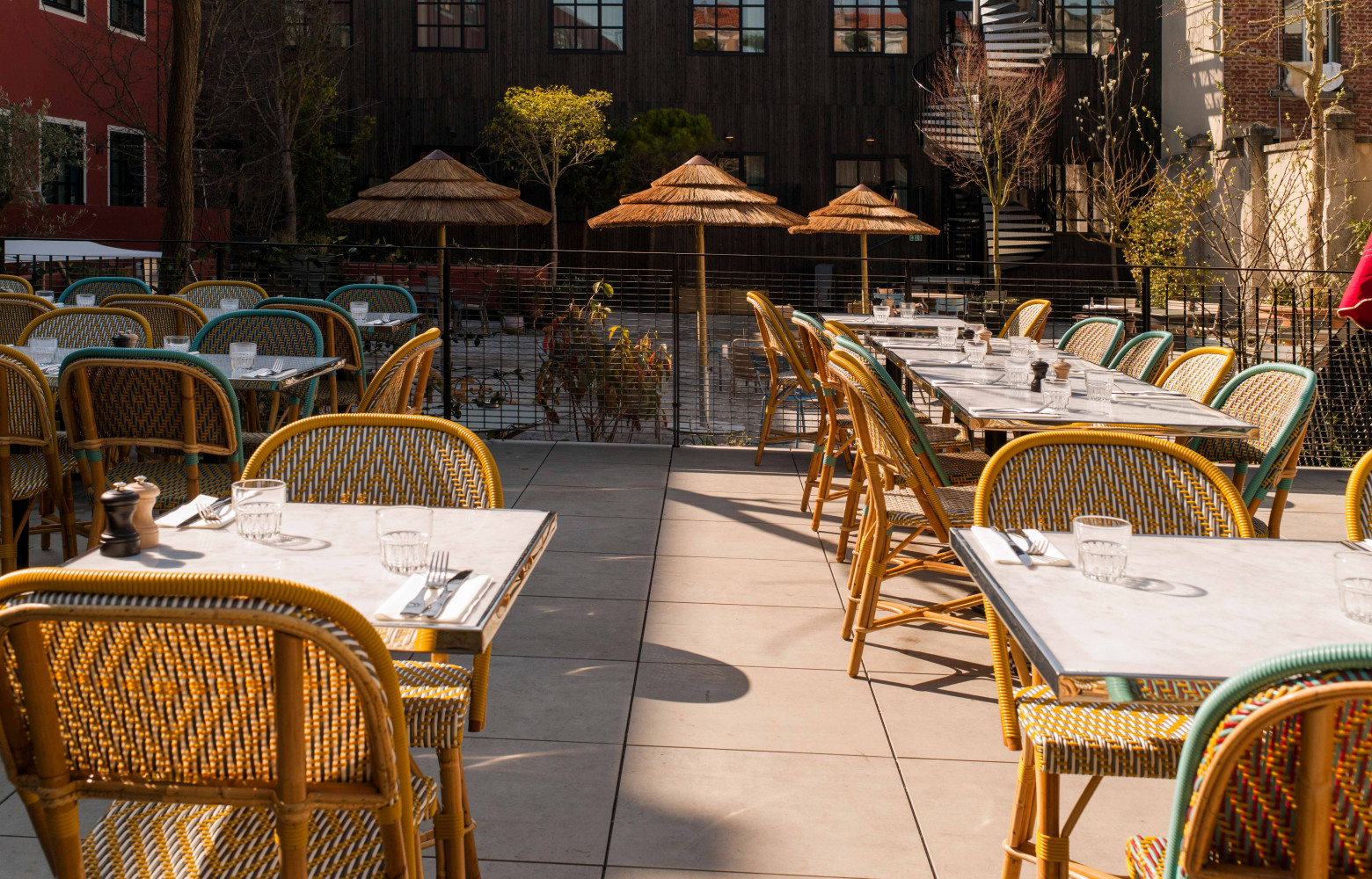 La cour intérieure dispose d'une terrasse pour le restaurant et même d'un cinéma en plein air (avec...
