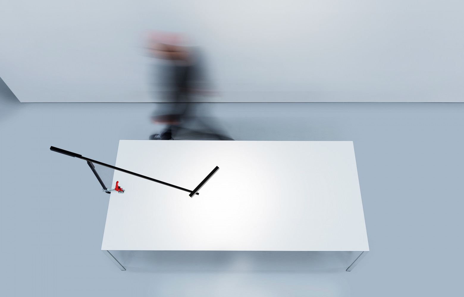 Davide Groppi signe une étonnante lampe de bureau aérienne et sculpturale, dont le système de fixation à...