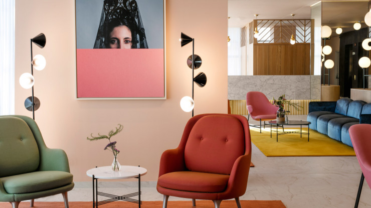 Le lobby de l’hôtel est à l’image de son designer : coloré et optimiste.