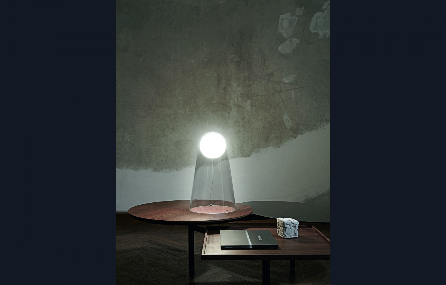 Satellight, déclinée en lampe à poser ou suspension, est née de l'assemblage d’un diffuseur en verre soufflé...