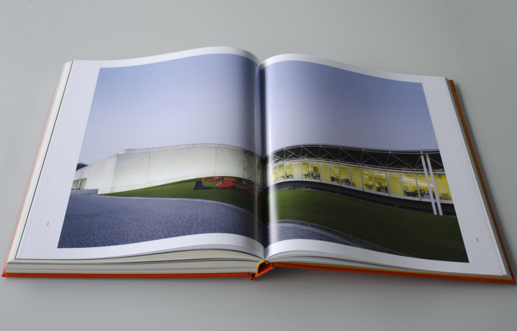 Le livre « The long life of design in Italy. B&B Italia 50 years and beyond », imaginé par Stefano Casciani.