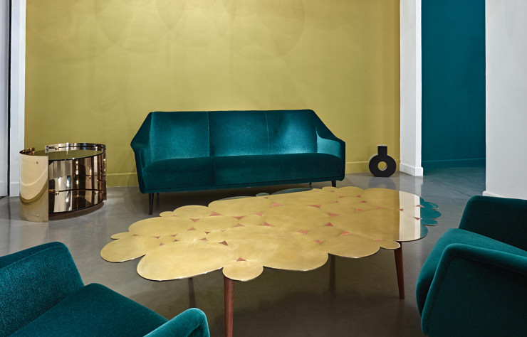 Vue de l’exposition « Design Dialogues III » à la galerie 11 Columbia. Une conversation entre design italien vintage et contemporain : fauteuils et canapé Carlo de Carli (1954) et Archipelago Table des frères Campana.