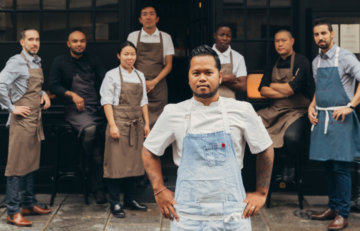 Tomy Gousset et son équipe devant la première adresse du chef, qui opte pour un concept bistronomique. Sa cuisine inventive maîtrise l’art subtil du raffinement et de la simplicité accordés.