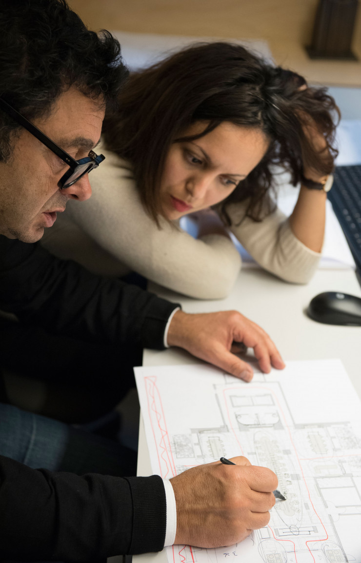 L’architecte Charles Zana est aussi à l’aise dans l’invention de structures pérennes que dans la création de scénographies d’événements. Ici avec l’une de ses collaboratrices.