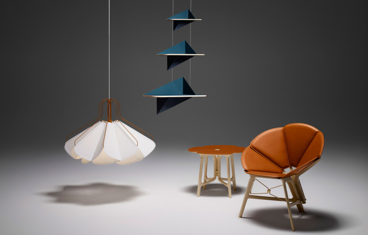 Parmi les pièces de Raw Edges, de gauche à droite, le luminaire « Shade », les étagères « Origami » (2017), la « Concertina Table » (2015), et la « Concertina Chair » (2015).