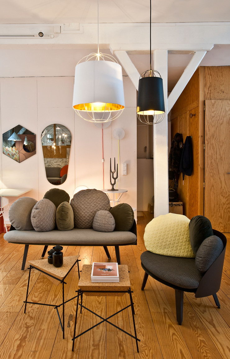 Le sofa « Nubilo » et son fauteuil, de Constance Guisset, les tables « Basil », d’Arthur Leitner, on se croirait « at home ».