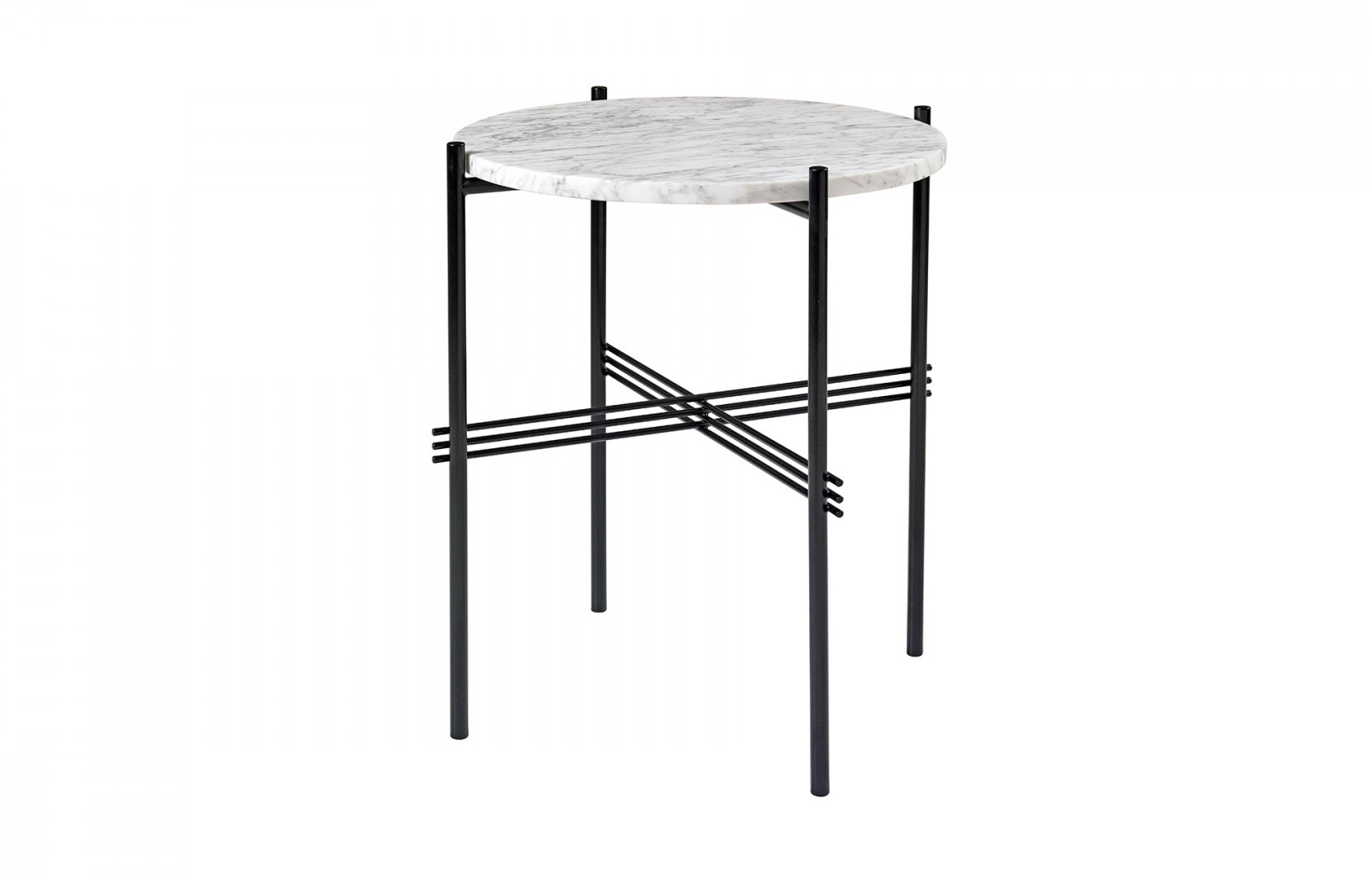 Table d’appoint « Marquina » en marbre et métal laqué, design GamFratesi, Gubi.