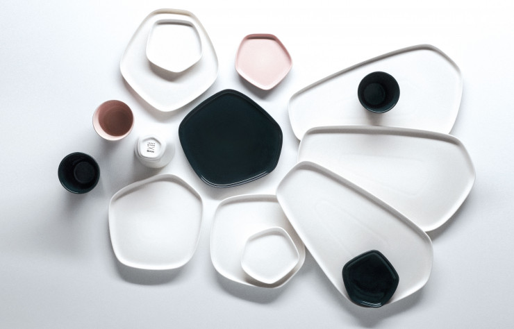 Les arts de la table de la collection « Pause for Harmony », selon Iittala x Issey Miyake, traduisent la rencontre du créateur japonais et de la marque finlandaise.