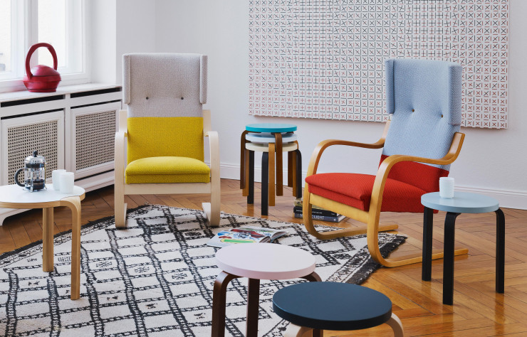 Le fauteuil « 401 » (1933) et le tabouret « E60 » (1934) d’Alvar Aalto (Artek).