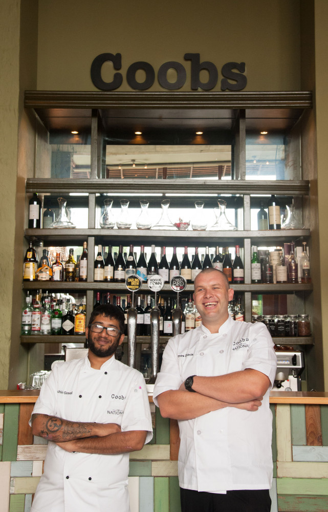 Au Coobs, le chef, James Diack (à droite), et son second, Sachin Gosai (à gauche), proposent une...