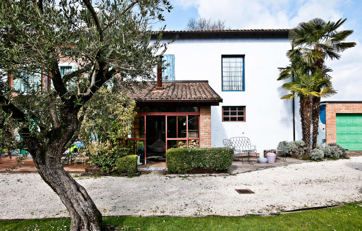 La maison en face de laquelle Stefano Seletti a grandi et dont il a longtemps rêvé, avec sa grande véranda en brique rouge aux larges baies vitrées, a fini par devenir la sienne. Il y travaille et y élève ses deux filles avec sa femme, Adriana.