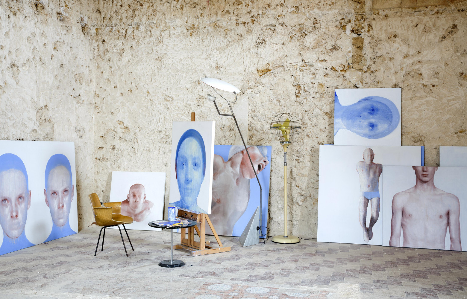 Les murs de l’atelier, laissés en l’état, sont en pierre de Noto. Lampe sur pied des seventies...