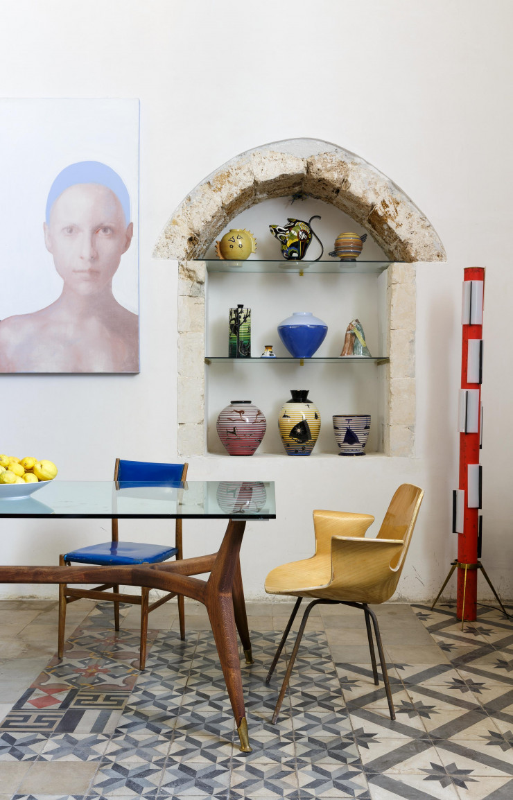 Dans la salle à manger, une partie de la collection de céramiques futuristes et du XXe siècle est conservée dans une niche.